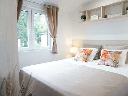 Luxuscamping - Wellnessbereich - Master-Bedroom mit Doopelbett 160 cm  x 200 cm, gute Matratzen - Dreiländer-Camping-u. Freizeitpark Gugel