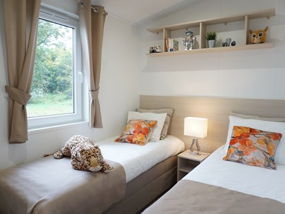 Luxuscamping - Massagen - Gemütliches Schlaf (Kinder) zimmer mit 2 Einzelbetten 70 x 200 cm - Dreiländer-Camping-u. Freizeitpark Gugel