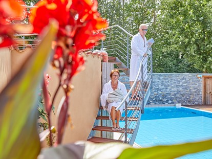 Luxuscamping - Massagen - Sole-Außenbecken in unserer Thermal-Vital-Oase. - Kur- und Feriencamping Holmernhof Dreiquellenbad