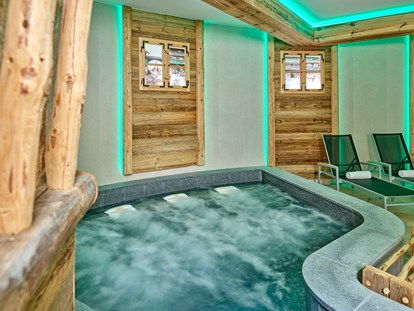 Luxuscamping - Wellnessbereich - Thermal-Whirlpool in unserer Thermal-Vital-Oase. - Kur- und Feriencamping Holmernhof Dreiquellenbad