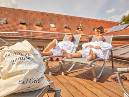 Luxuscamping - Wellnessbereich - Entspannen auf der Sonnenterrasse. - Kur- und Feriencamping Holmernhof Dreiquellenbad