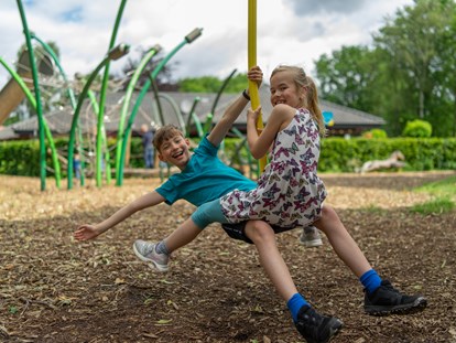 Luxuscamping - Wellnessbereich - Kinder auf dem Spielplatz - Alfsee Ferien- und Erlebnispark