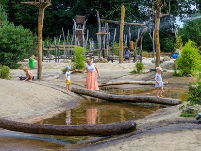 Luxuscamping - barrierefreier Zugang ins Wasser - Wasserspielplatz in der Abenteuerwelt Germanenland

 - Alfsee Ferien- und Erlebnispark