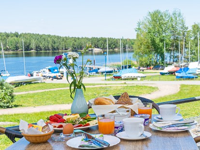Luxuscamping - barrierefreier Zugang ins Wasser - Frühstück beim Café Eispause - Hafencamp Senftenberger See