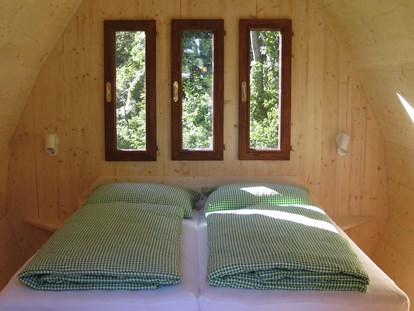 Luxuscamping - Terrasse - Donauraum - Kuckucksnest von innen - Camping Au an der Donau Hütten auf Camping Au an der Donau