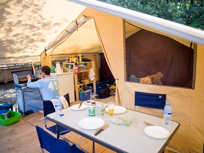 Luxuscamping - Kühlschrank - Yvelines - Zelt Toile & Bois Classic IV - Innen  - Camping Indigo Paris Zelt Toile & Bois Classic für 4 Pers. auf Camping Indigo Paris