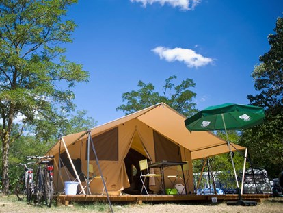 Luxuscamping - Art der Unterkunft: Lodgezelt - Yvelines - Zelt Toile & Bois Classic IV - Aussenansicht - Camping Indigo Paris Zelt Toile & Bois Classic für 4 Pers. auf Camping Indigo Paris