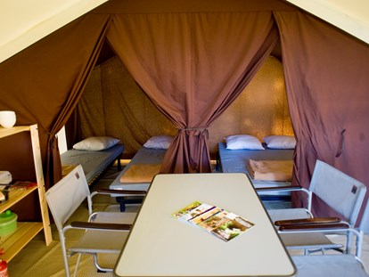 Luxuscamping - Kühlschrank - Ile de France - Zelt Toile & Bois Classic IV Schlafraeume - Camping Indigo Paris Zelt Toile & Bois Classic für 4 Pers. auf Camping Indigo Paris