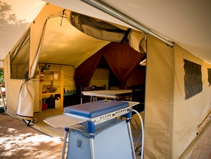 Luxuscamping - Kühlschrank - Ile de France - Zelt Toile & Bois Classic IV - Innen - Camping Indigo Paris Zelt Toile & Bois Classic für 4 Pers. auf Camping Indigo Paris