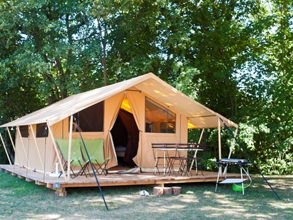 Luxuscamping - Kochmöglichkeit - Ile de France - Zelt Toile & Bois Classic IV - Aussenansicht - Camping Indigo Paris Zelt Toile & Bois Classic für 4 Pers. auf Camping Indigo Paris