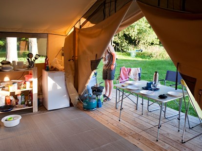 Luxuscamping - Kühlschrank - Yvelines - Zelt Toile & Bois Sweet - Innen - Camping Indigo Paris Zelt Toile & Bois Sweet für 5 Pers. auf Camping Indigo Paris