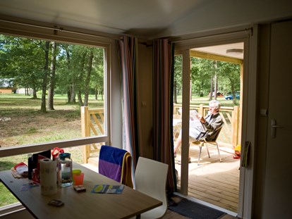 Luxuscamping - Art der Unterkunft: Hütte/POD - Yvelines - Cottage - Terrasse - Camping Indigo Paris Cottage für 6 Personen auf Camping Indigo Paris