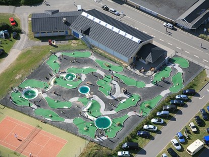 Luxuscamping - Heizung - Nordjütland - Der größte amerikanische Minigolfplatz in Dänemark - Skiveren Camping Hütten / Bungalows auf Skiveren Camping