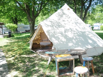 Luxuscamping - Preisniveau: gehoben - Zürich-Stadt - Glamping im Safari-Zelt mitten im Park und direkt am See - Camping Zürich Safari-Zelt auf Camping Zürich