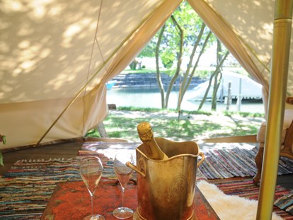 Luxuscamping - Art der Unterkunft: Safari-Zelt - Sicht auf den Zürichsee - Der Champagner ist bei einer Übernachtung im möblierten Zelt dabei. - Camping Zürich Safari-Zelt auf Camping Zürich