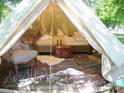 Luxuscamping - Preisniveau: gehoben - Schweiz - Willkommen: Die Safari-Zelte bieten alles vom Bett bis zur Frottee-Wäsche und Champagner - Camping Zürich Safari-Zelt auf Camping Zürich