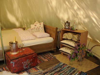 Luxuscamping - Art der Unterkunft: Safari-Zelt - Liebevoll eingerichtet: In den original Safari-Zelten schläft man komfortabel - Camping Zürich Safari-Zelt auf Camping Zürich