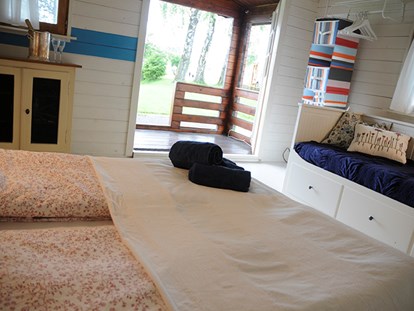 Luxuscamping - Preisniveau: gehoben - Zürich-Stadt - Das Cottage ist liebevoll eingerichtet, mit einer kleinen Veranda, aber ohne Bad und Küche. - Camping Zürich Cottage auf Camping Zürich