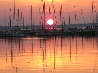 Luxuscamping - Dusche - Deutschland - Sonnenuntergang über der Bucht - Mobilheime direkt an der Ostsee Mobilheim mit Seeblick an der Flensburger-Förde