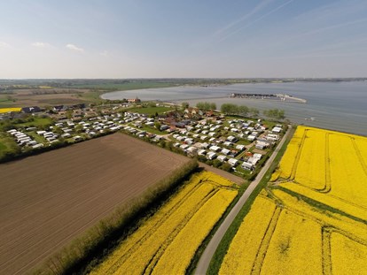 Luxuscamping - Kühlschrank - Schleswig-Holstein - Wackerballig von oben - Mobilheime direkt an der Ostsee Mobilheim mit Seeblick an der Flensburger-Förde