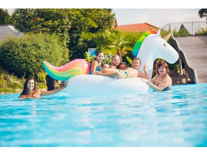 Luxuscamping - Kochutensilien - Freibad im Camping & Ferienpark Orsingen - Camping & Ferienpark Orsingen Bungalows auf Camping & Ferienpark Orsingen
