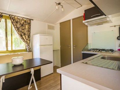 Luxuscamping - Klimaanlage - Costa Rei - Dreizimmer Mobilheim Komfort - Küche und Essen - Tiliguerta Glamping & Camping Village Dreizimmer Komfort Mobilheim (24 qm)