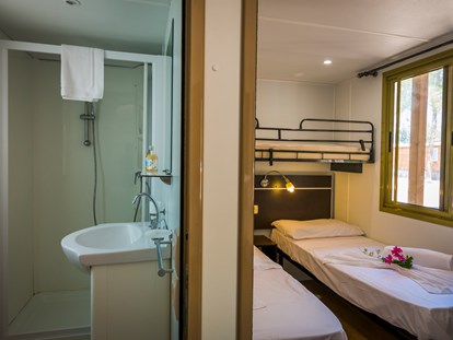 Luxuscamping - getrennte Schlafbereiche - Costa del Sud - Tiliguerta Glamping & Camping Village Dreizimmer Komfort Mobilheim (24 qm)