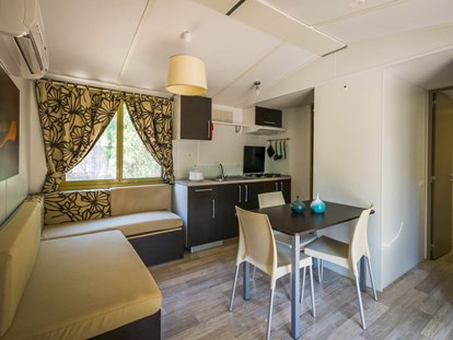 Luxuscamping - Klimaanlage - Sardinien - Vierzimmer Komfort Mobilheim - Essen & Kochen - Tiliguerta Glamping & Camping Village Vierzimmer Komfort Mobilheim (32/34 qm)
