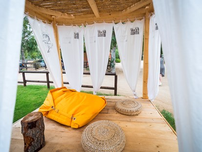 Luxuscamping - Heizung - Costa del Sud - Tiliguerta Glamping & Camping Village Superior-Zweizimmer-Bungalows