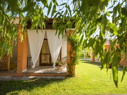 Luxuscamping - Terrasse - Costa del Sud - Tiliguerta Glamping & Camping Village Deluxe-Einzimmer-Bungalows 