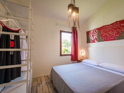 Luxuscamping - Dusche - Sardinien - Tiliguerta Glamping & Camping Village Deluxe-Zweizimmer-Bungalows