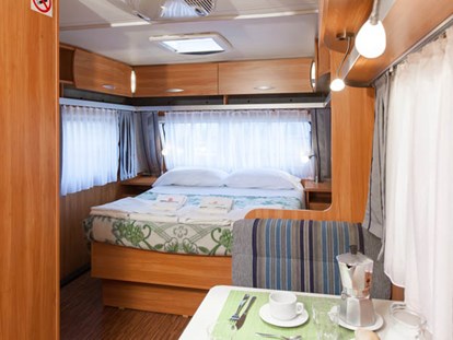 Luxuscamping - Dusche - Cavallino - Wohnzimmer und Doppelbett - Camping Ca' Pasquali Village Caravan direkt am Meer auf Camping Ca' Pasquali Village