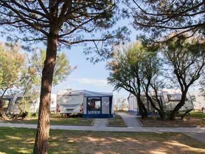 Luxuscamping - Parkplatz bei Unterkunft - Cavallino - Caravan direkt am Meer am Camping Ca' Pasquali Village - Camping Ca' Pasquali Village Caravan direkt am Meer auf Camping Ca' Pasquali Village