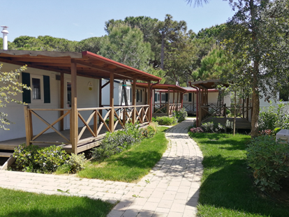 Luxuscamping - Gartenmöbel - Cavallino-Treporti - Außenansicht und der Terrasse - Camping Ca' Pasquali Village Mobilheim Residence Gold auf Camping Ca' Pasquali Village