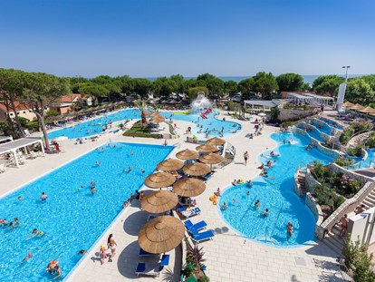 Luxuscamping - TV - Venetien - Panorama des Schwimmbades - Camping Ca' Pasquali Village Mobilheim Torcello Platinum auf Camping Ca' Pasquali Village
