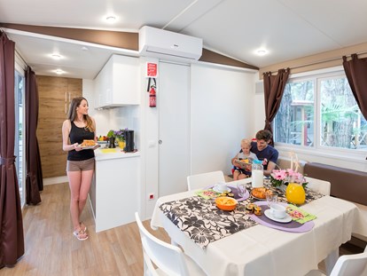 Luxuscamping - Klimaanlage - Cavallino - Wohnzimmer und Küche - Camping Ca' Pasquali Village Mobilheim Top Residence Platinum auf Camping Ca' Pasquali Village