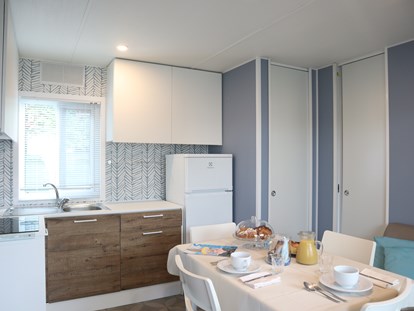 Luxuscamping - Heizung - Cavallino - Wohnzimmer und Küche - Camping Vela Blu Mobilheim Lido Platinum auf Camping Vela Blu