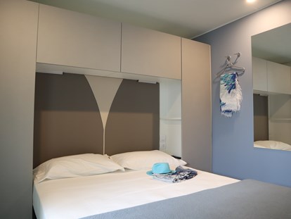 Luxuscamping - TV - Cavallino-Treporti - Doppelzimmer - Camping Vela Blu Mobilheim Lido Platinum auf Camping Vela Blu