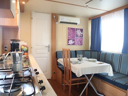 Luxuscamping - Preisniveau: gehoben - Venetien - Wohnzimmer und Küche - Camping Vela Blu Mobilheim Top Residence Gold am Camping Vela Blu