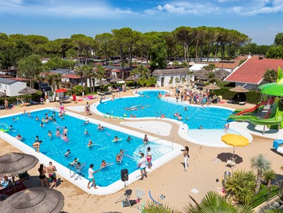Luxuscamping - Preisniveau: gehoben - Venedig - Panorama des Schwimmbades - Camping Vela Blu Mobilheim Top Residence Gold am Camping Vela Blu