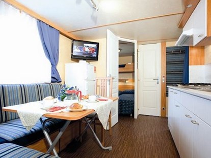 Luxuscamping - TV - Cavallino-Treporti - Ess- und Kochbereich - Camping Vela Blu Mobilheim Top Residence Gold am Camping Vela Blu