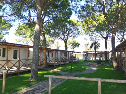 Luxuscamping - getrennte Schlafbereiche - Cavallino-Treporti - Außenansicht des Mobilheims und der Terrasse - Camping Vela Blu Mobilheim Torcello Plus Gold auf Camping Vela Blu
