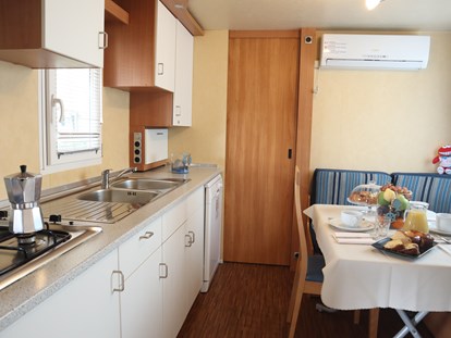 Luxuscamping - Klimaanlage - Cavallino-Treporti - Der Kochbereich - Camping Vela Blu Mobilheim Torcello Plus Gold auf Camping Vela Blu