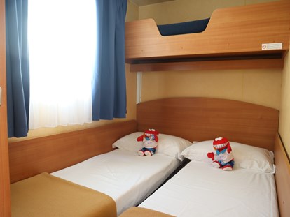 Luxuscamping - Terrasse - Cavallino-Treporti - Kinderbettzimmer - Camping Vela Blu Mobilheim Torcello Plus Gold auf Camping Vela Blu