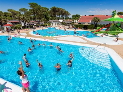 Luxuscamping - Gefrierschrank - Adria - Panorama des Schwimmbades - Camping Vela Blu Mobilheim Laguna Platinum auf Camping Vela Blu