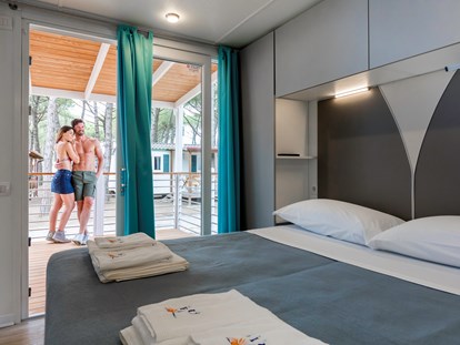 Luxuscamping - TV - Cavallino - Doppelzimmer - Camping Vela Blu Mobilheim Laguna Platinum auf Camping Vela Blu