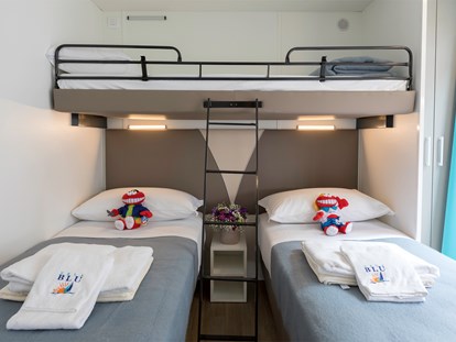 Luxuscamping - getrennte Schlafbereiche - Cavallino-Treporti - Kinderbettzimmer - Camping Vela Blu Mobilheim Laguna Platinum auf Camping Vela Blu