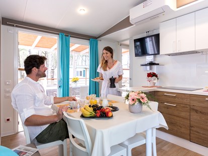 Luxuscamping - Heizung - Cavallino - Wohnzimmer und Küche - Camping Vela Blu Mobilheim Laguna Platinum auf Camping Vela Blu
