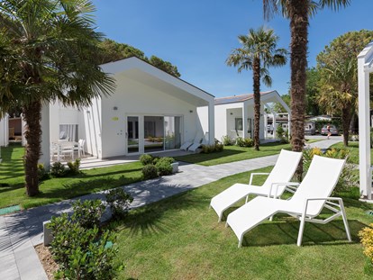 Luxuscamping - Geschirrspüler - Venetien - Außenansicht der Wohnungen mit Garten - Camping Vela Blu Residence Aurora auf Camping Vela Blu