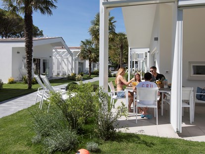 Luxuscamping - Preisniveau: gehoben - Cavallino-Treporti - Außenansicht der Wohnungen mit Garten - Camping Vela Blu Residence Aurora auf Camping Vela Blu